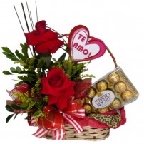 Cesta com arranjo de Rosas + Plaquinha+ Ferrero Rocher com 12 unidades